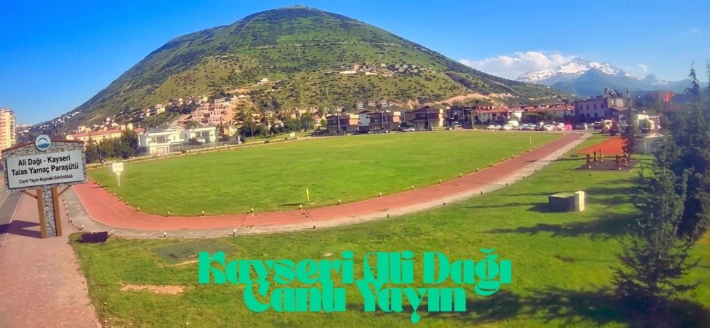 Kayseri Ali Dağı ve Yamaç paraşütü pisti aynı zamanda erciyes dağı gözüküyor.
